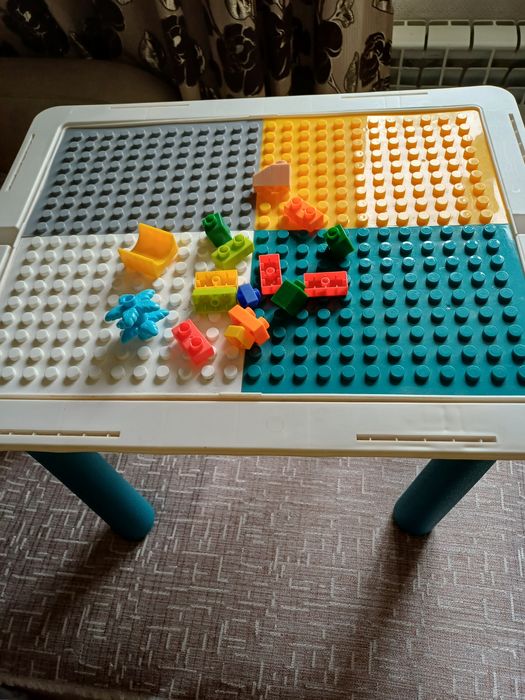 Продам детский столик для развиввющихся малышей для 1-- 4 лет