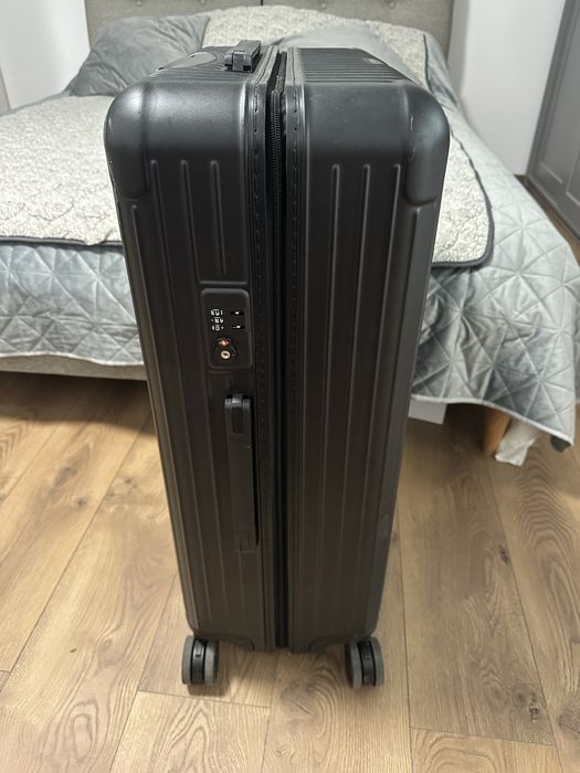 Vând geamantan RIMOWA Ultralight