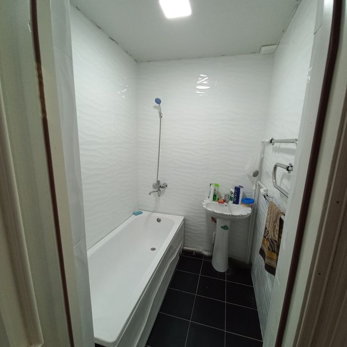 (Navoiy) Yangi hayot 2 xonalik kvartira 1 etaj sotiladi.Jihozlari bn