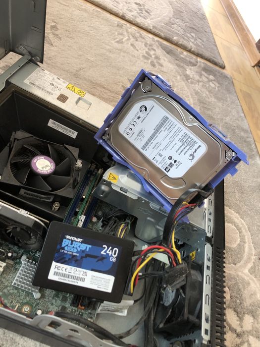 Vând pc lenovo ThinkCentre M82