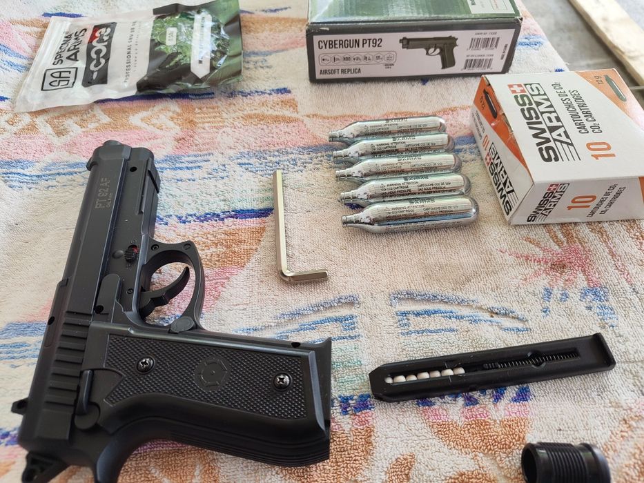 Pistol Airsoft  4 Jules cu Pachet Complet ! Co2 Cybergun PT92 - 4 Jules