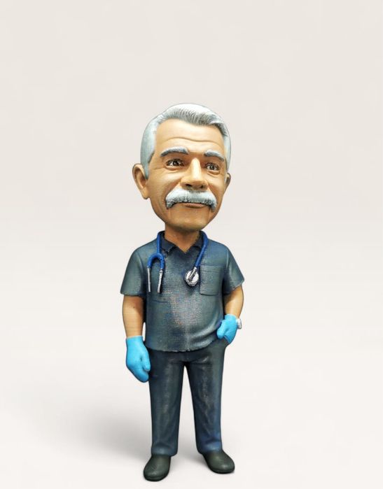 figurina pictata manual