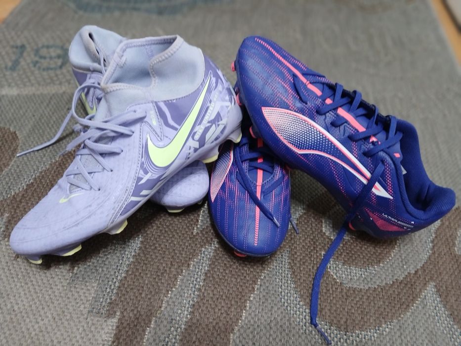 Vand ghete fotbal Nike și Puma