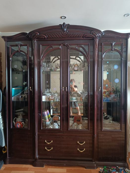 Продам сервант и тримо с зеркалом