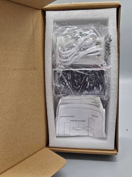 LED стенна лампа с акрилен панел и сензор за движение 2.8W - 2бр!