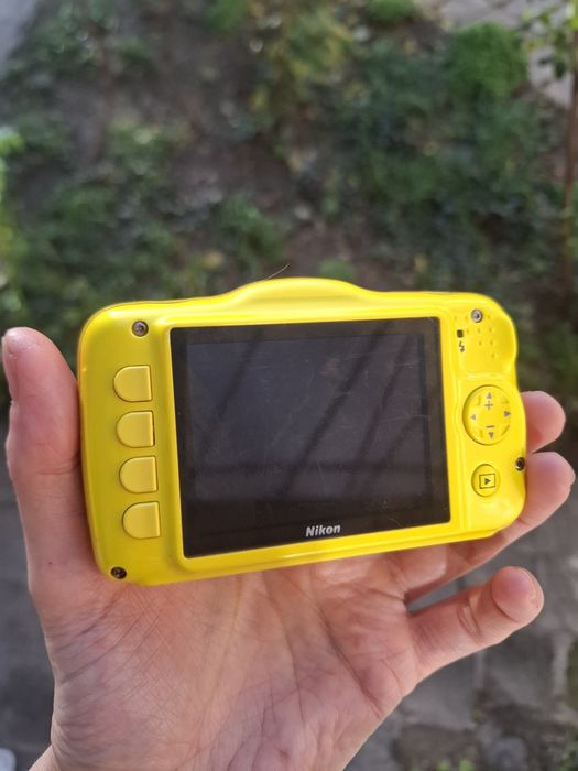 Компактен дигитален фотоапарат Nikon Coolpix S32, водо и удароустойчив