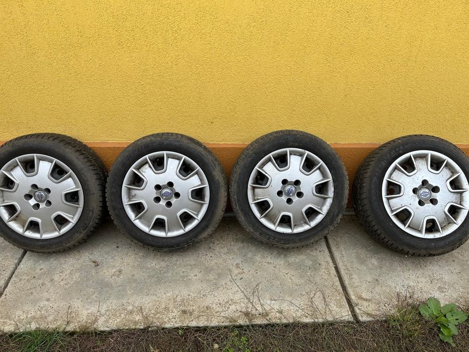 Cauciucuri Dunlop de iarna aproape noi cu jante si capace originale Volvo