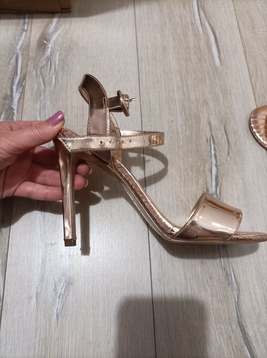 Златисти обувки на ток