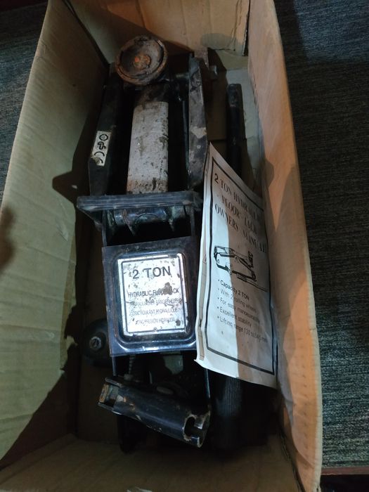 Домкрат дёшево .в отличном состоянии