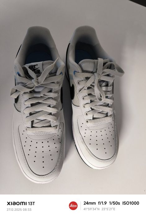 Nike Air Force 1 '07 LV8 SE в сив цвят с прозрачни детайли.