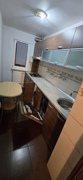 Închiriez apartament 3 camere semidecomandat zona craiovita orizont