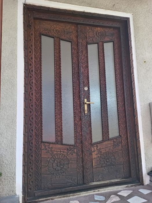 Ușa intrare din lemn masiv sculptată manual
