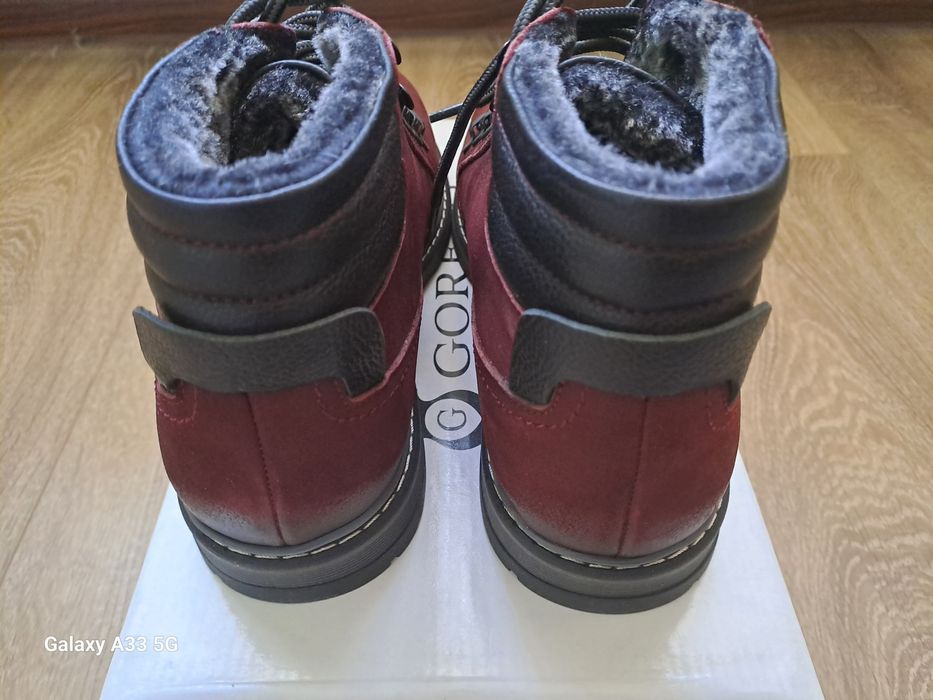 Vand ghete din piele naturala nabuc pentru bărbați. 
Interior îmblănit