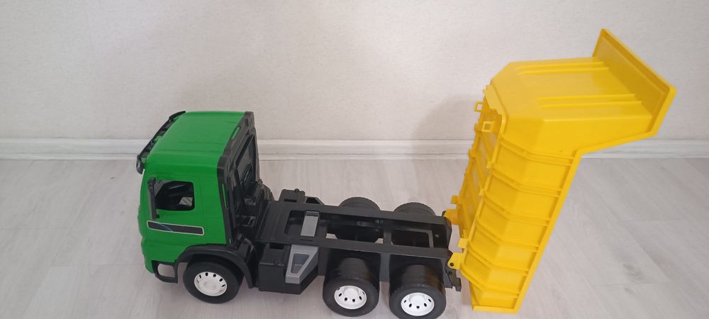 Большой игрушечный самосвал