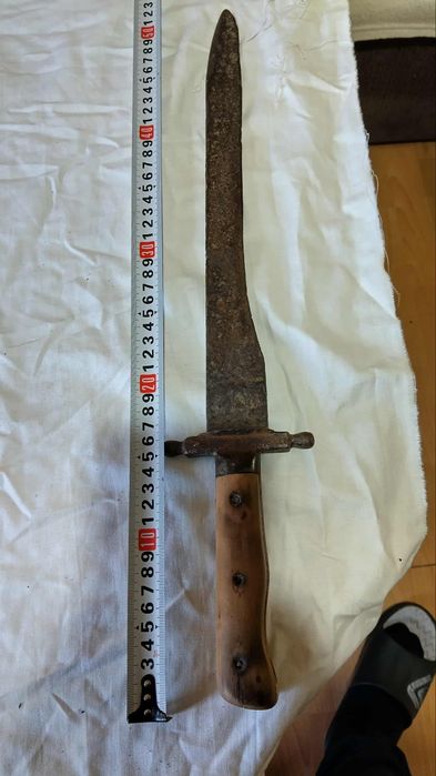 Продавам много стар нож