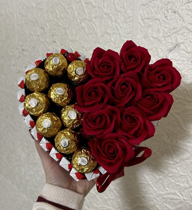 Aranjament dulciuri si trandafiri de sapun