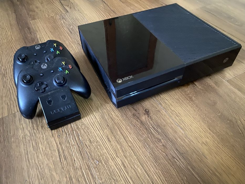 Xbox One 500 GB + 2 Controllere si Statie Incarcare