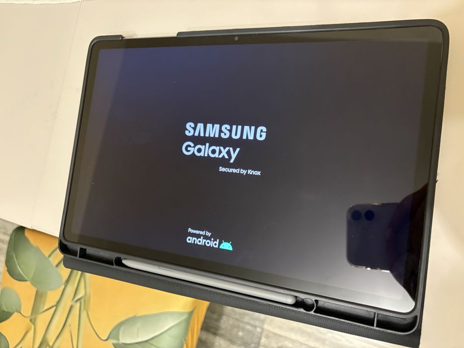 Tableta Samsung Galaxy Tab S9 FE+ și husă de protectie