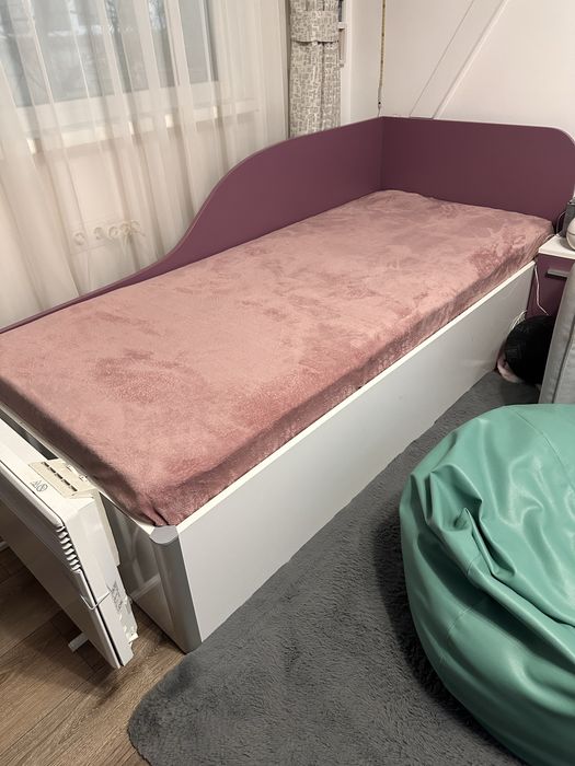 легла 90/200-с матрак 80/190/матрака е вкл.в цената и две нощни шкафче