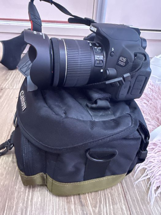 Фотоапарат Canon EOS 700D с обектив EF-S 18-55 мм