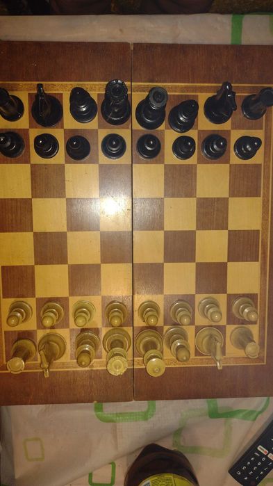 Дървен ШАХ с ТАБЛА . Фигури и пулове със зарове
