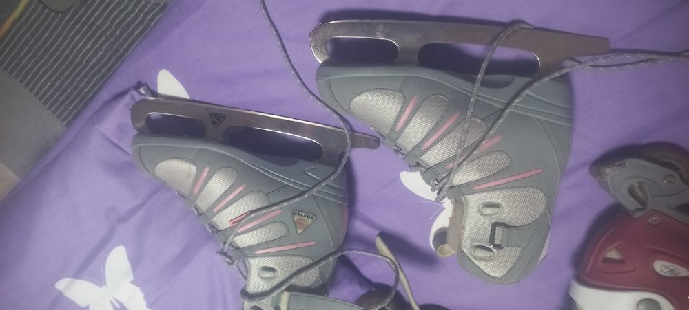 Tv role și patine vând  sau schimb