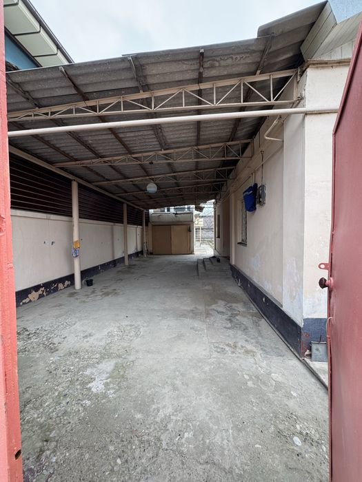 Дом в хорошем состояний. Находится в Янгибазаре