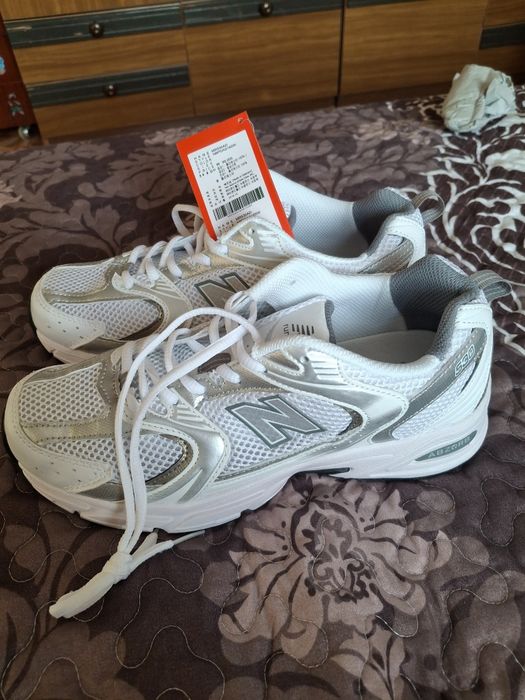 Кроссовки женские