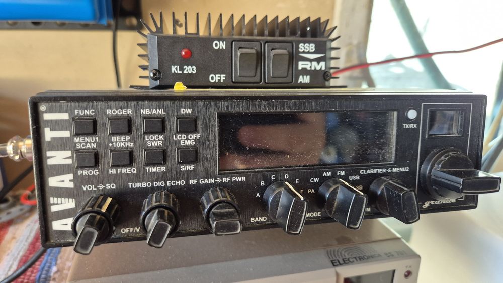 se vinde Statie CB Avanti Grande 45W cu amplificator  KL203 de 100w fm si 200ssb