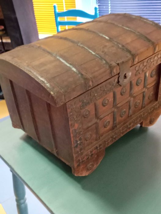 Стар сандък с капак