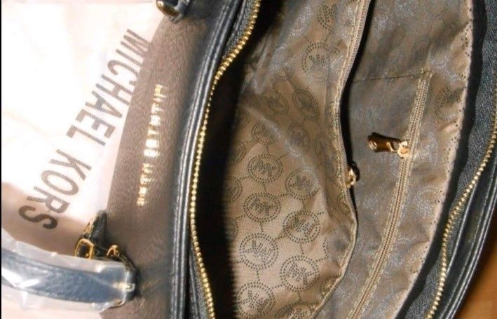 Geanta Michael Kors classic, logo metalic, saculet, etichetă