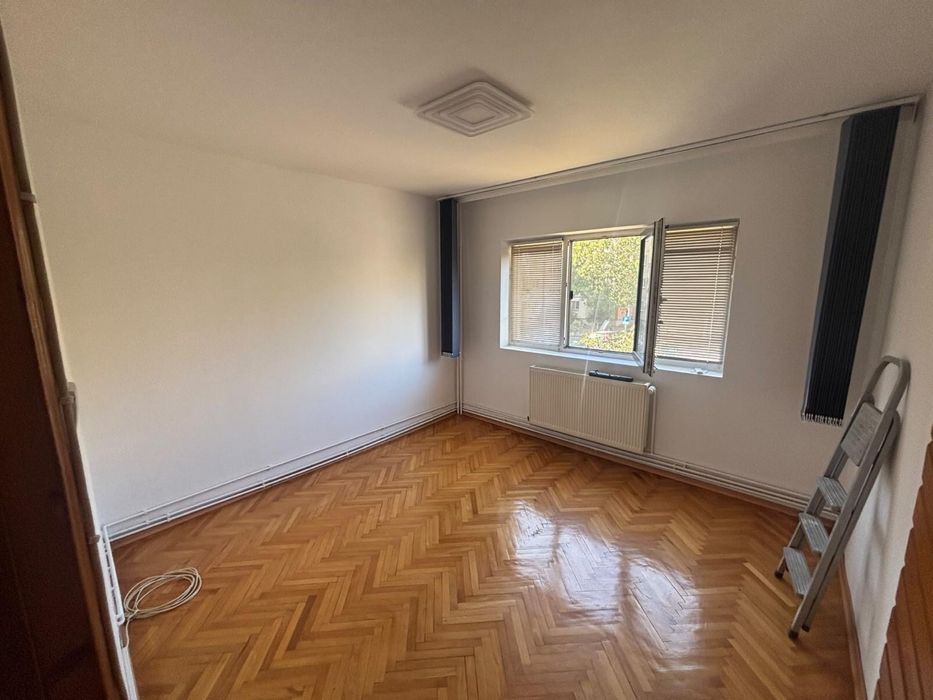 Apartament 3 camere de vânzare