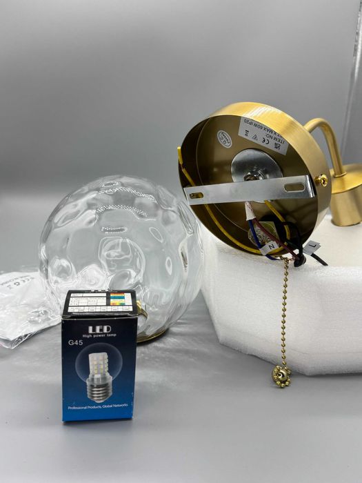 Златен стенен аплик с релефен стъклен глобус, LED G4 крушка и вградено шнурче за включване