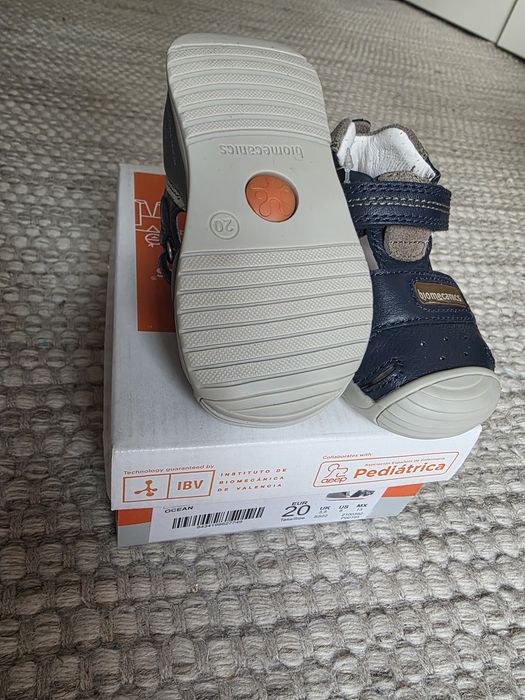 Vand sandale Biomecanic , noi, din piele , nr 20, pret 170 lei