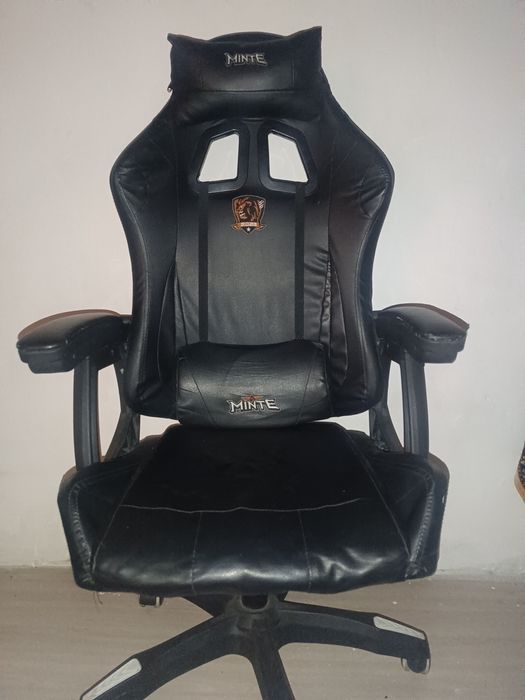 Игровой компьютер с кресло