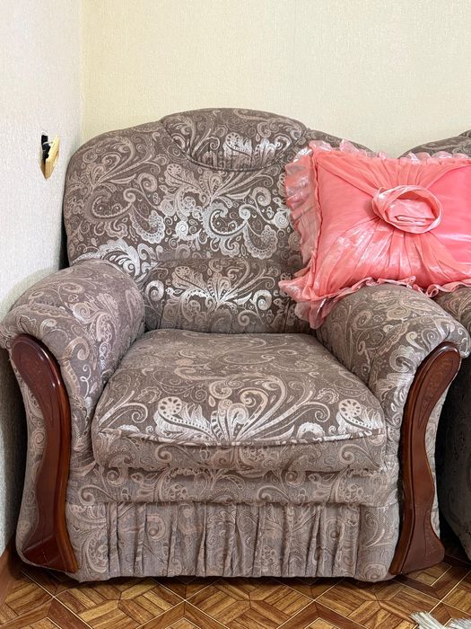 Продам диван с креслами