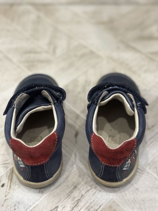 Продам ботинки доя мальчика,кожаные,р23