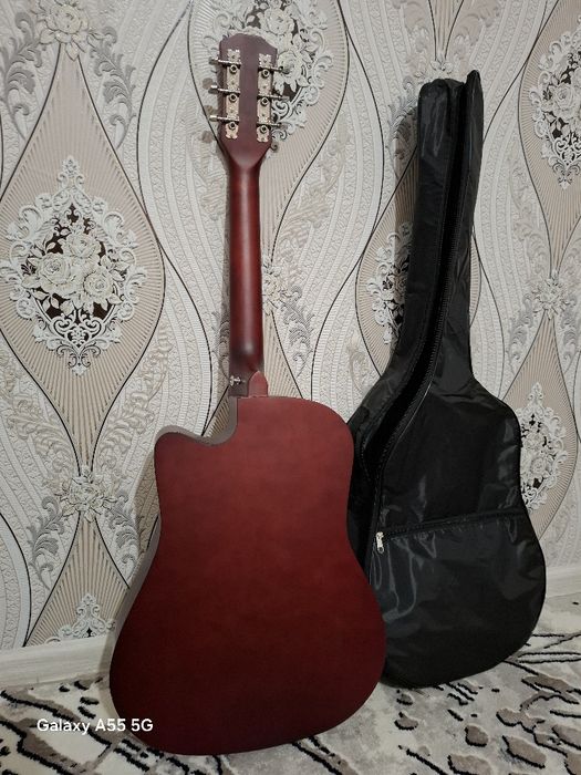 Продаю гитару срочно. В комплект рюкзак аксессуары