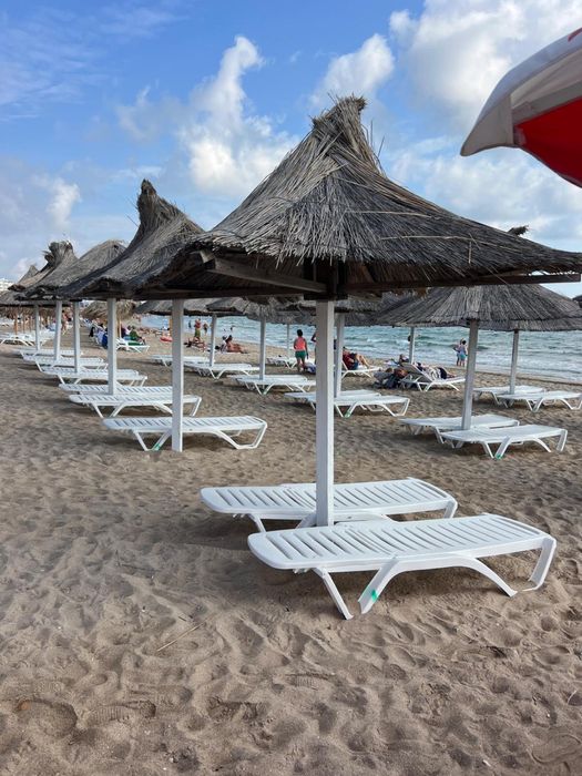 Sezlong lemn si umbrele stuf pentru plaja