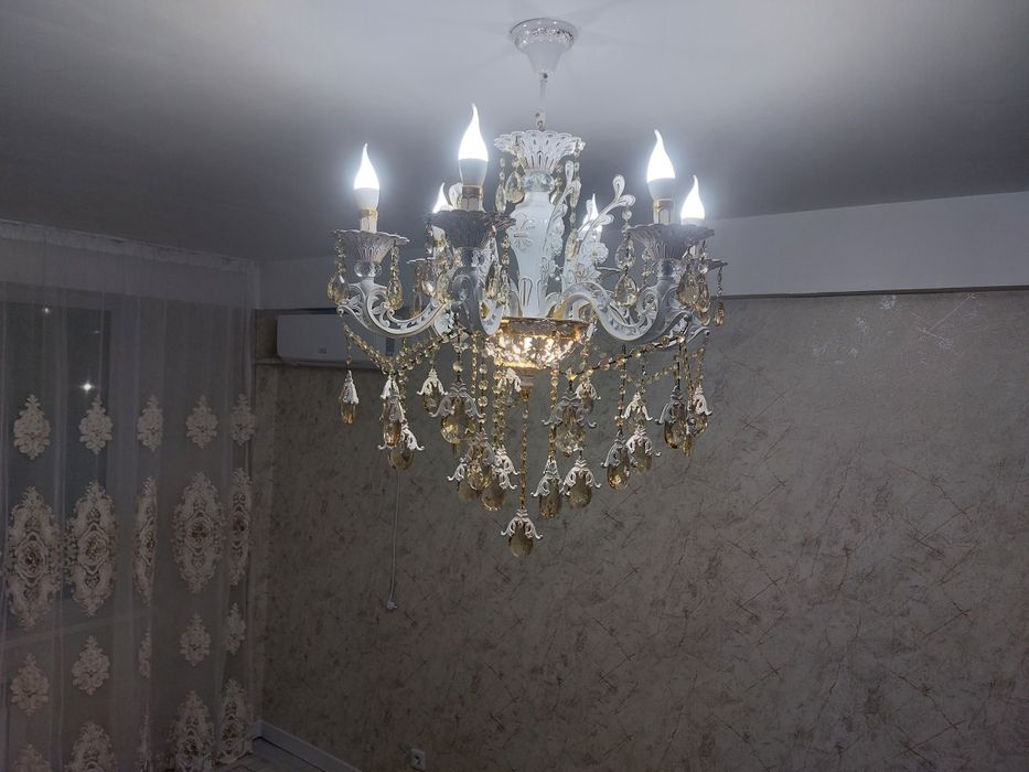 Люстра.Все лампочки горят.