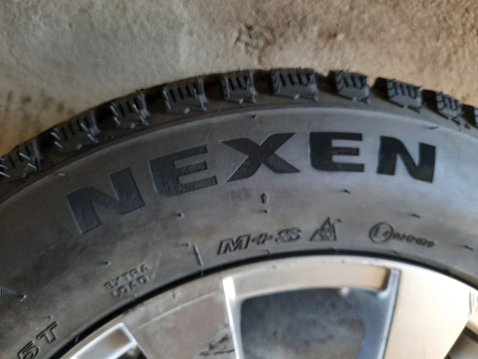 Продам комплект зимней резины с дисками.