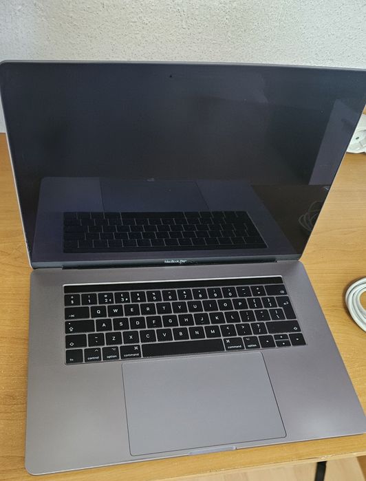 Mackbook Pro 2017 15.4 16GB RAM 256GB SSD