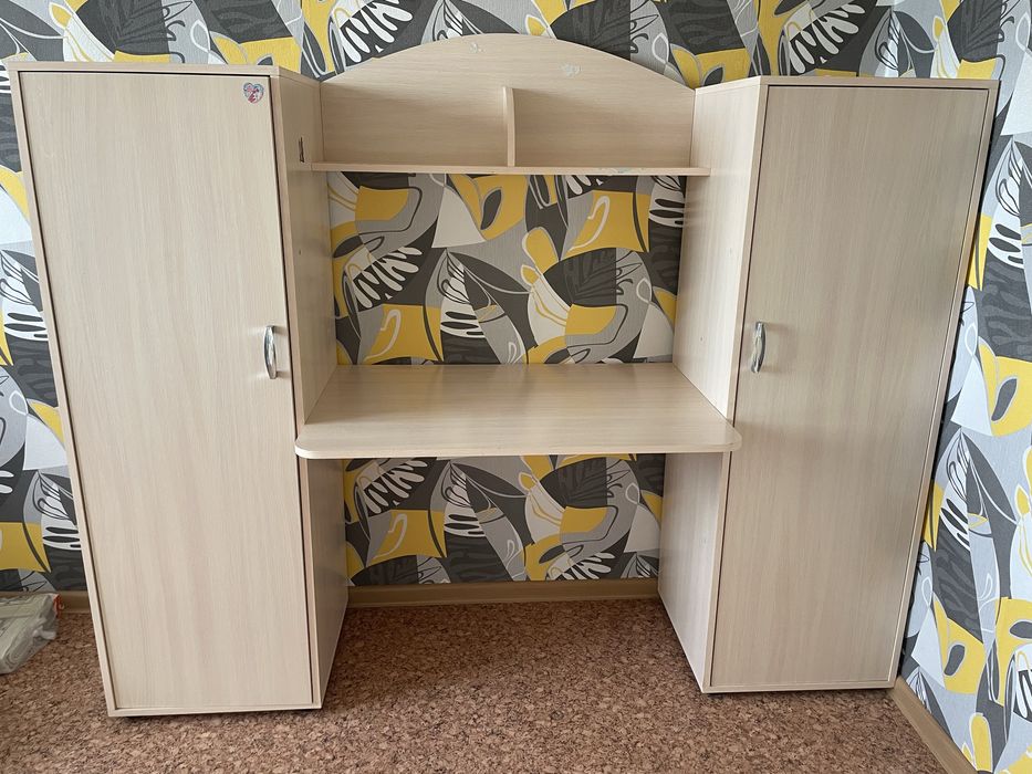 Продается стол со шафчиками