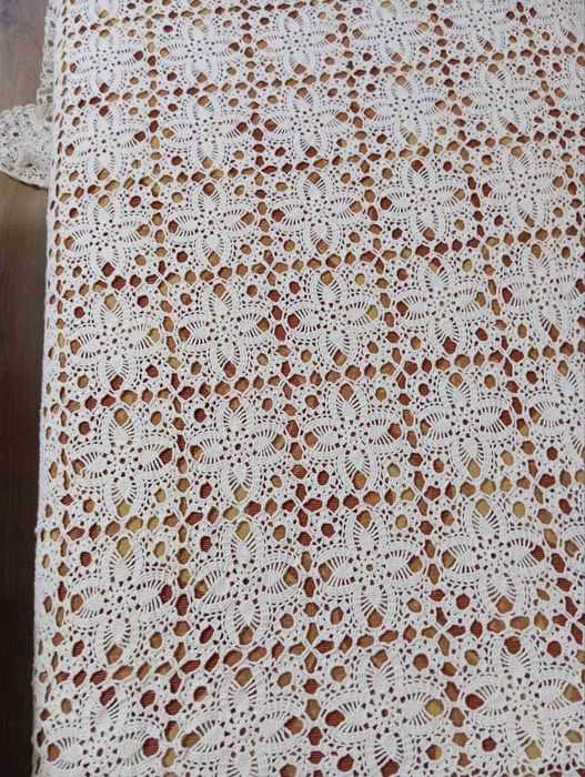 Плетени на една кука покривки за маса и кувертюри с указани размери.