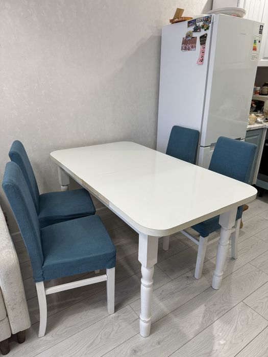 Обеденный стол со стульями