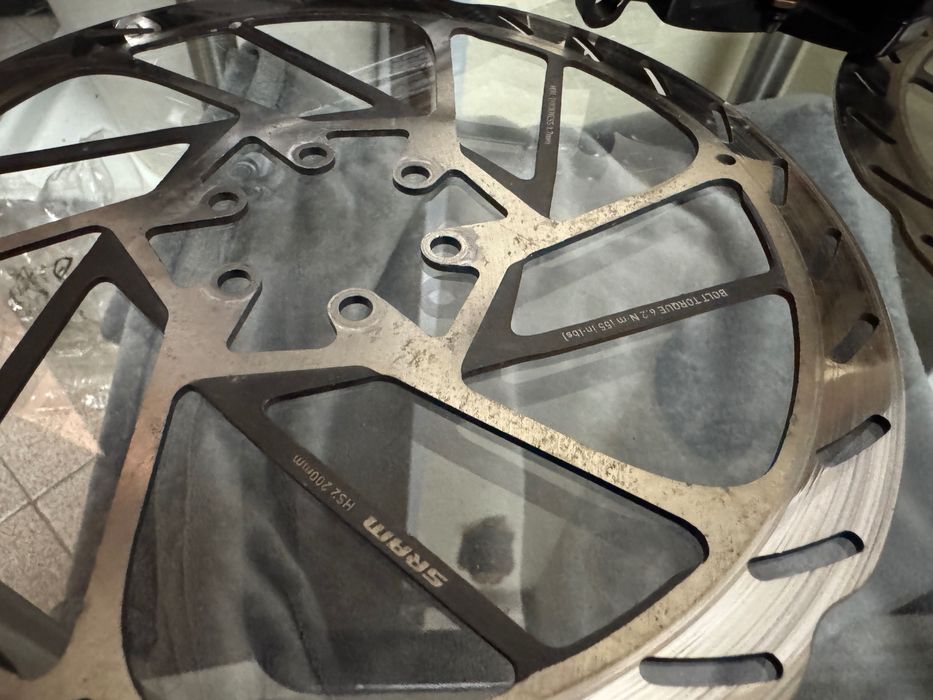 Спирачки SRAM CODE RS 4 бутални + ротори SRAM HS2 200 mm за велосипед