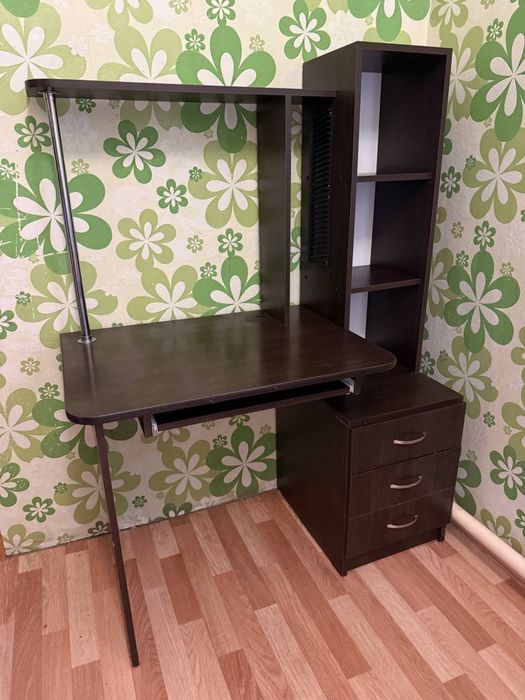 Продам стол компьютерный