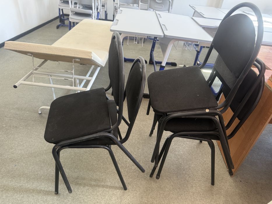 Школьная парта со стульями