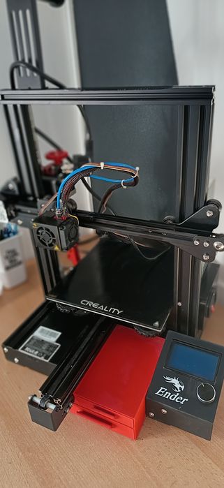 Vând imprimanta 3D Ender 3 pro