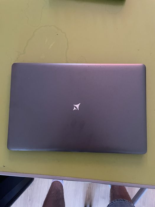 Laptop alview A fost folosit, dar este în stare bună. Are instalat Microsof și Windows 10.